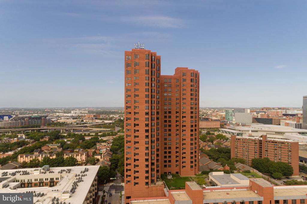 10 E Lee St #2005