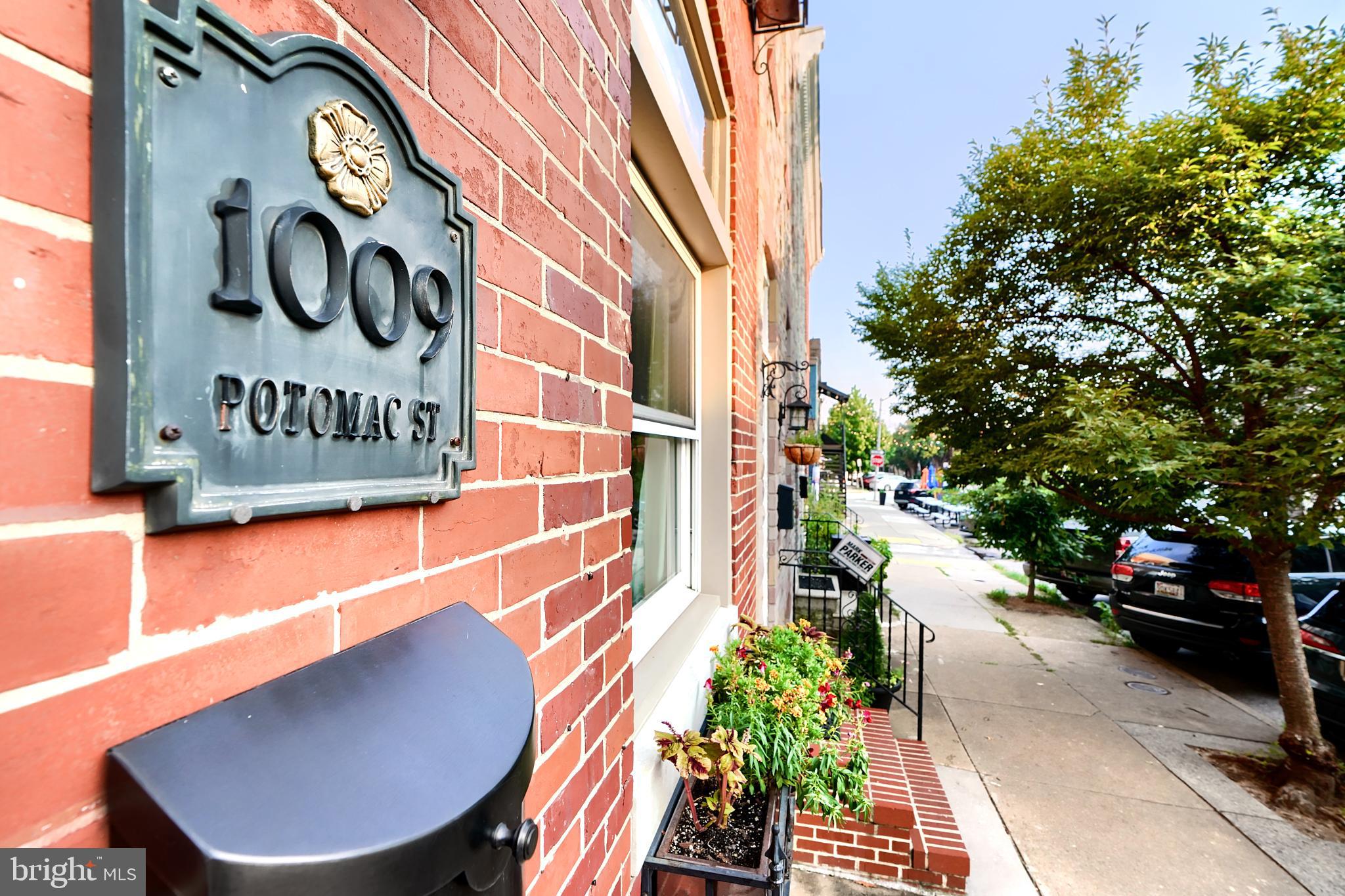 1009 S Potomac St S