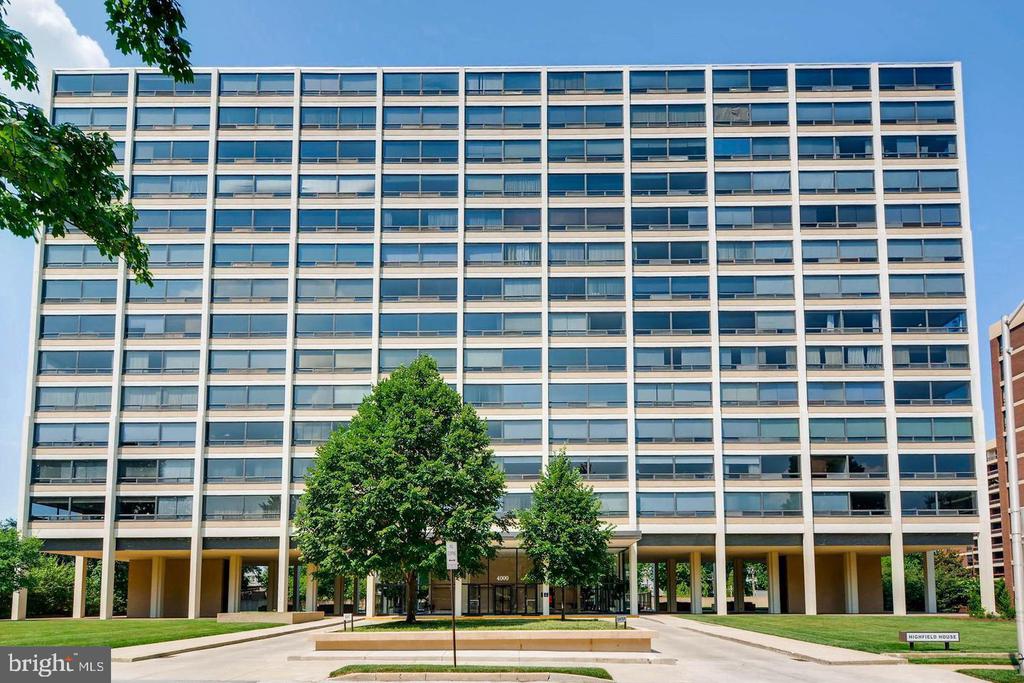 4000 N Charles St #303