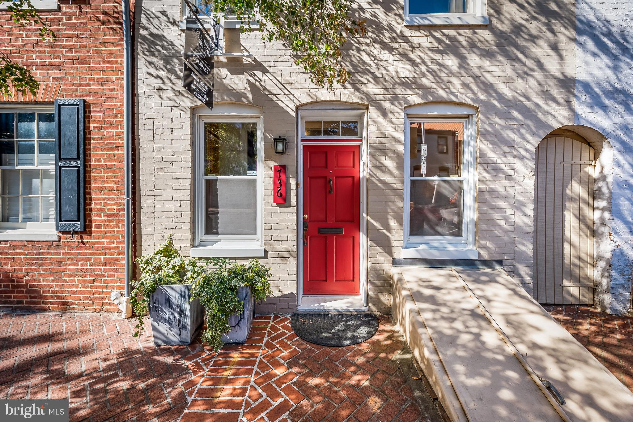 736 Charles Street S
