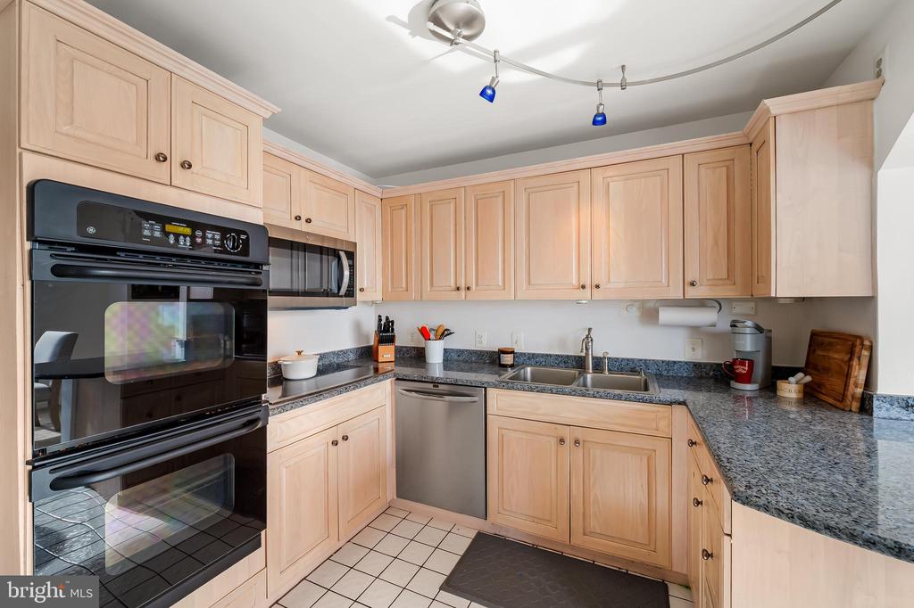 10 E Lee St E #1804