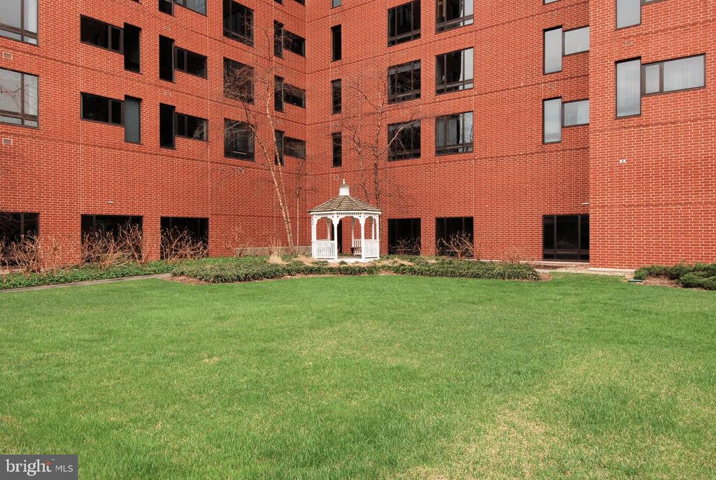 10 E Lee St E #1804