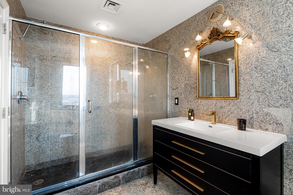 10 E Lee St E #1804