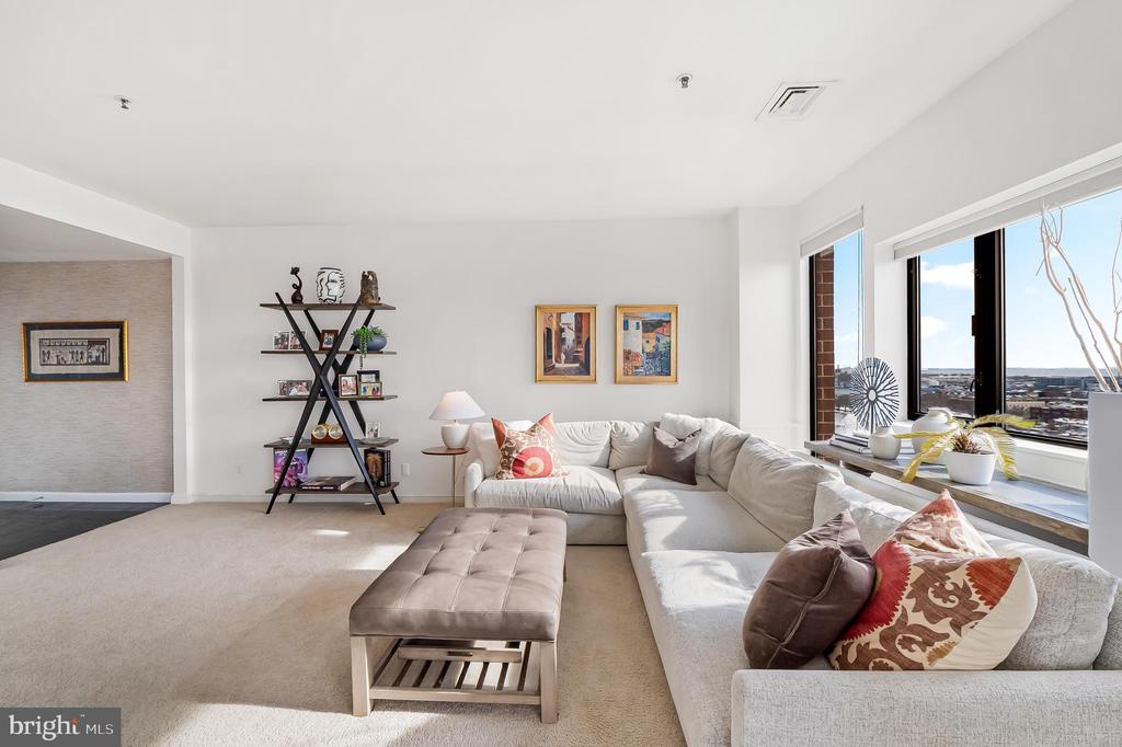10 E Lee St E #1804