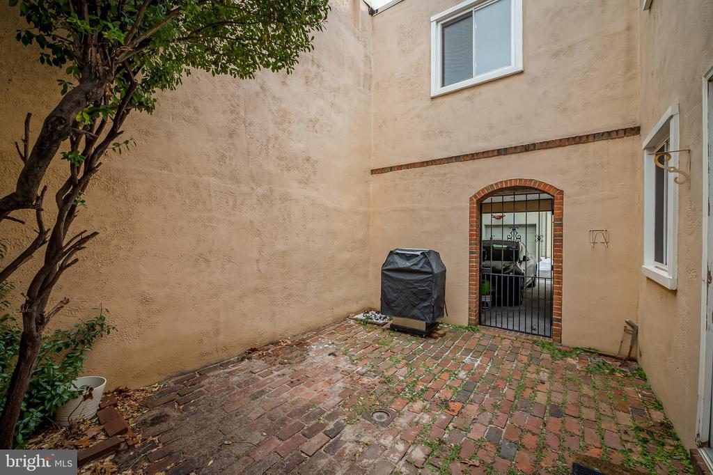18 E Churchill St