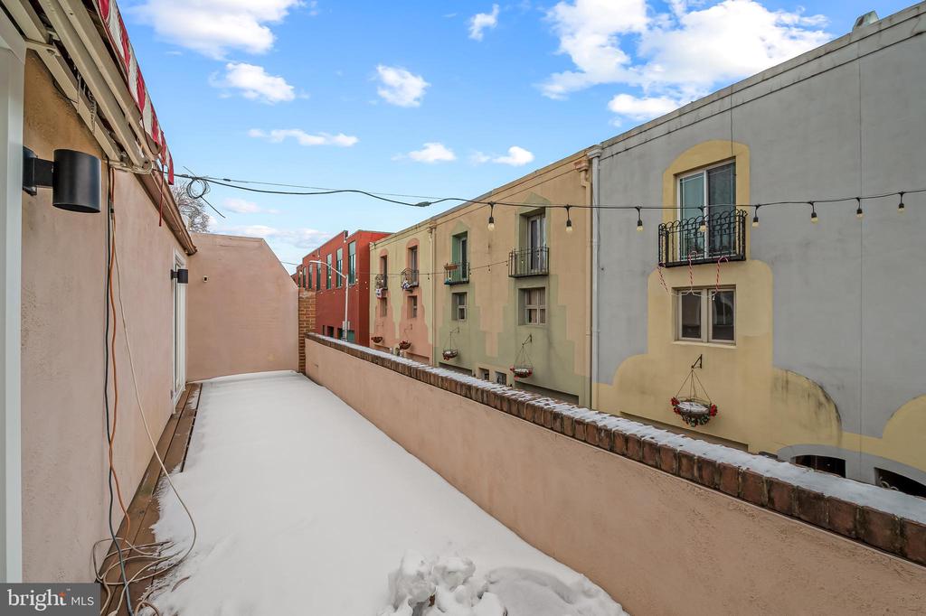 18 E Churchill St