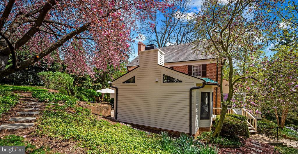 104 Overhill Rd