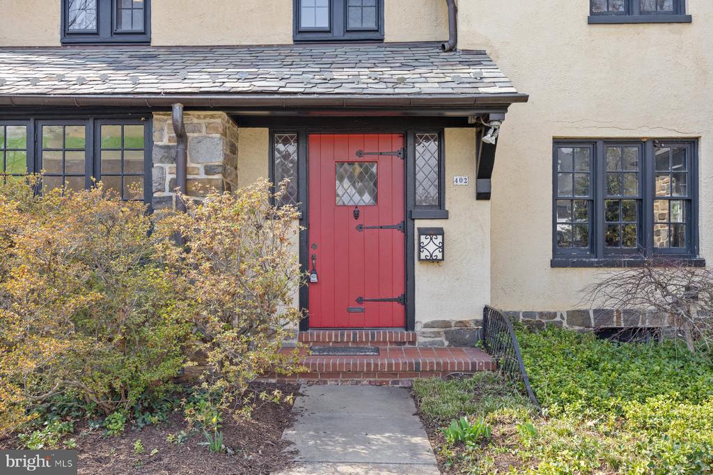 402 Woodlawn Rd