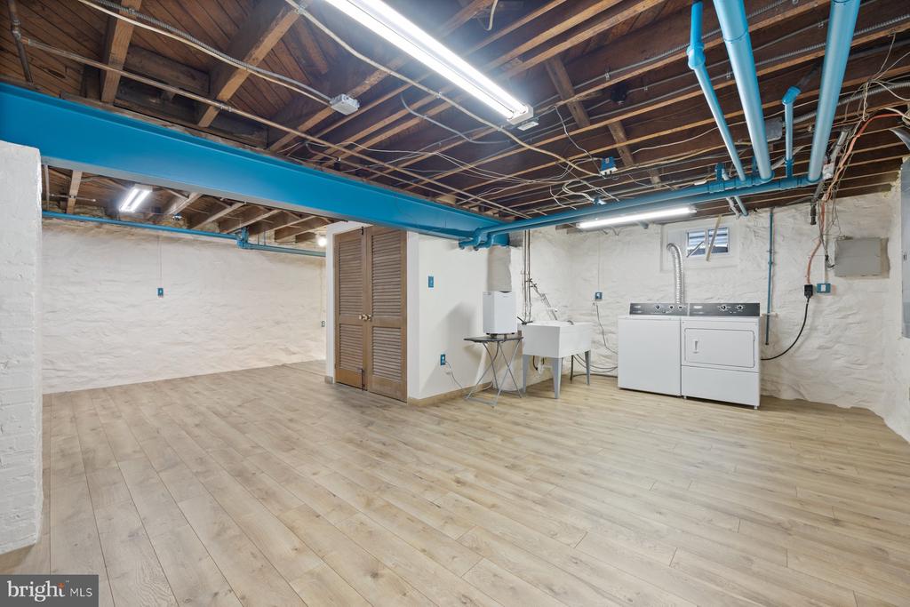 402 Woodlawn Rd