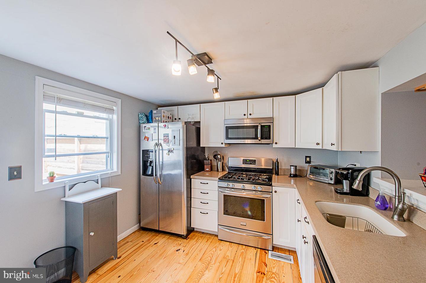1546 William St