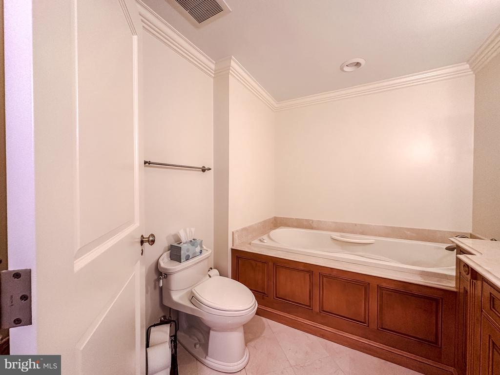 10 E Lee St #2609