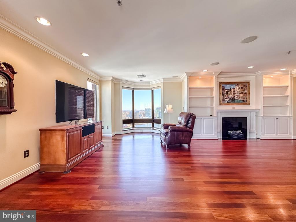 10 E Lee St #2609