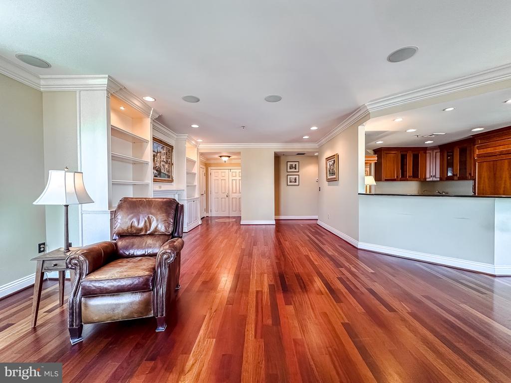 10 E Lee St #2609