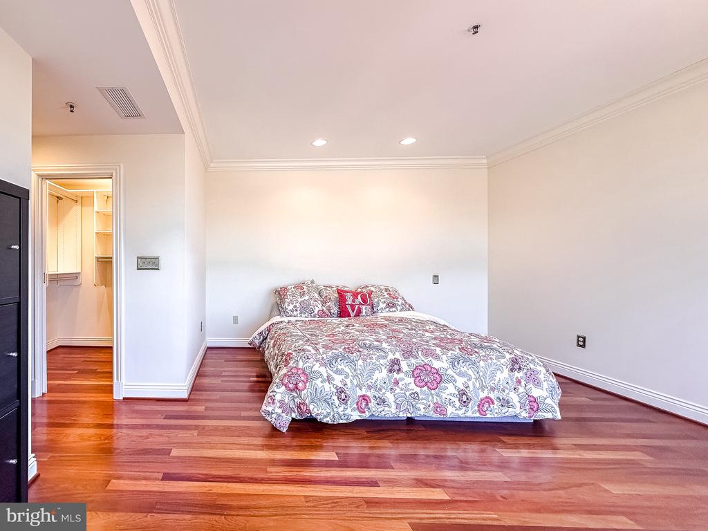 10 E Lee St #2609