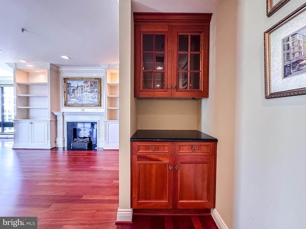 10 E Lee St #2609