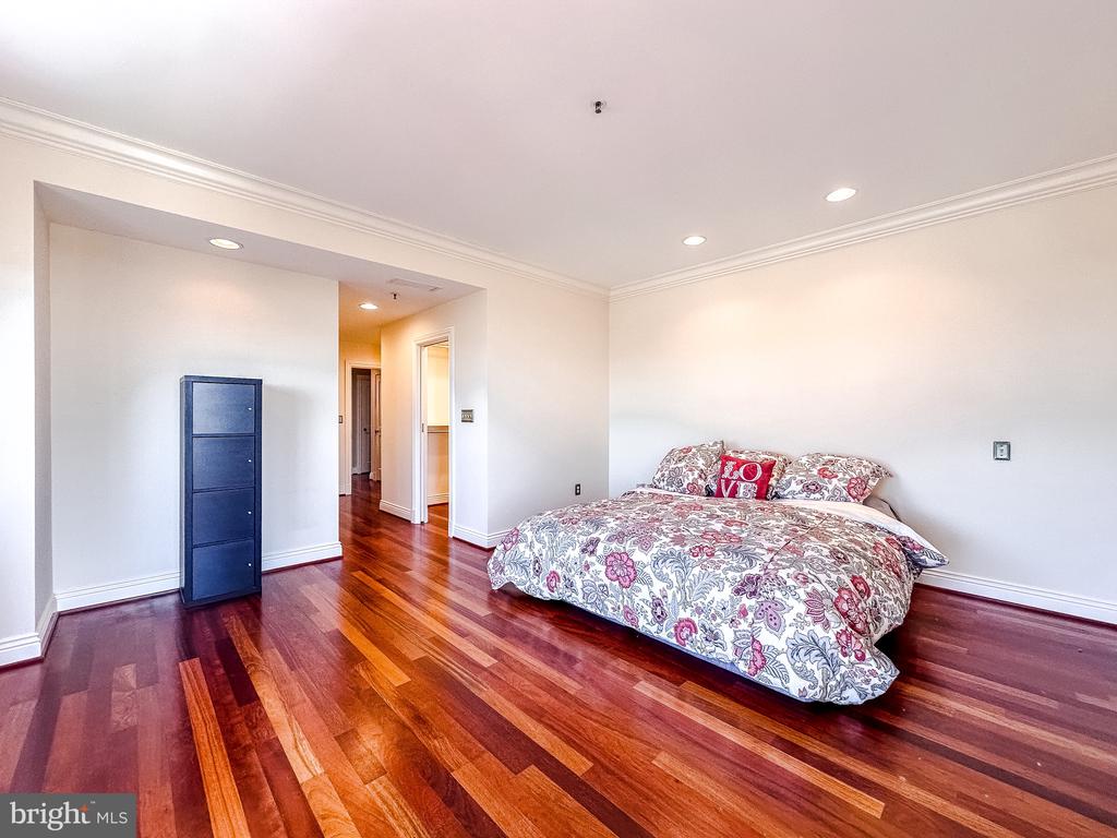 10 E Lee St #2609
