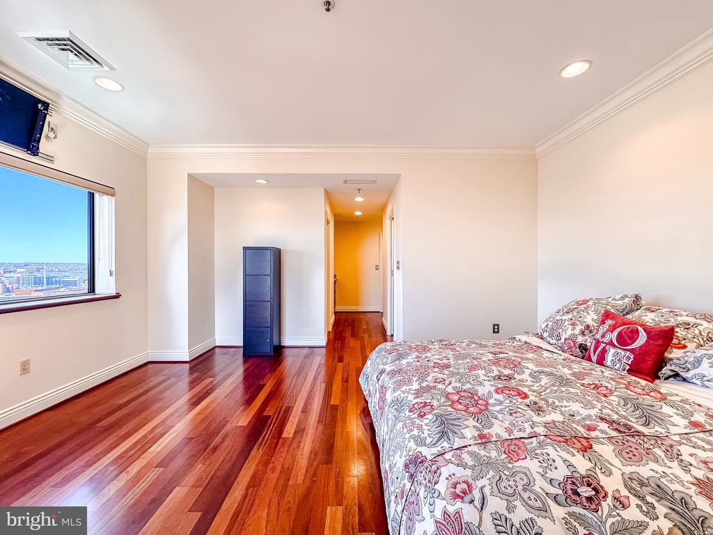 10 E Lee St #2609