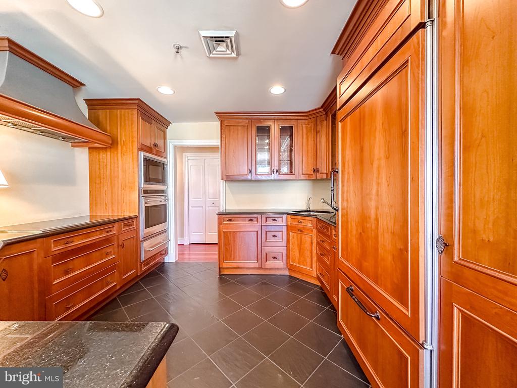 10 E Lee St #2609