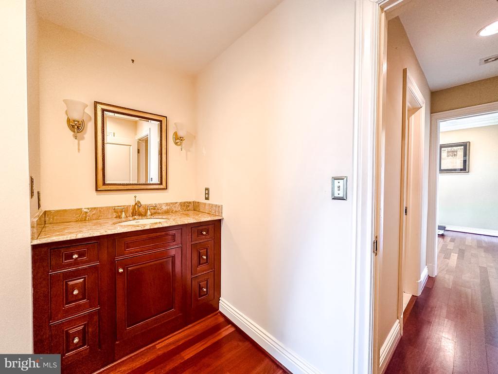 10 E Lee St #2609