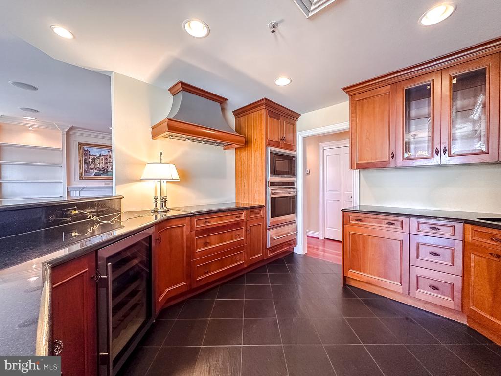 10 E Lee St #2609
