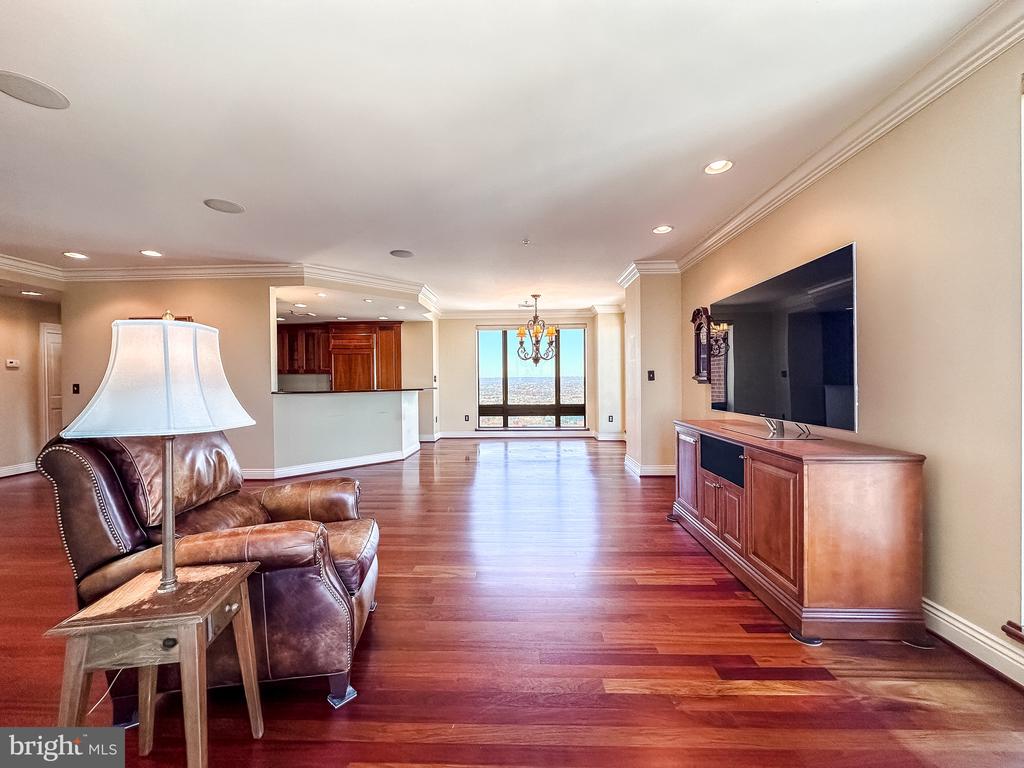 10 E Lee St #2609