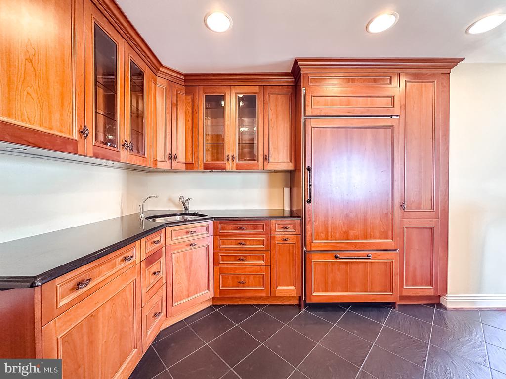 10 E Lee St #2609