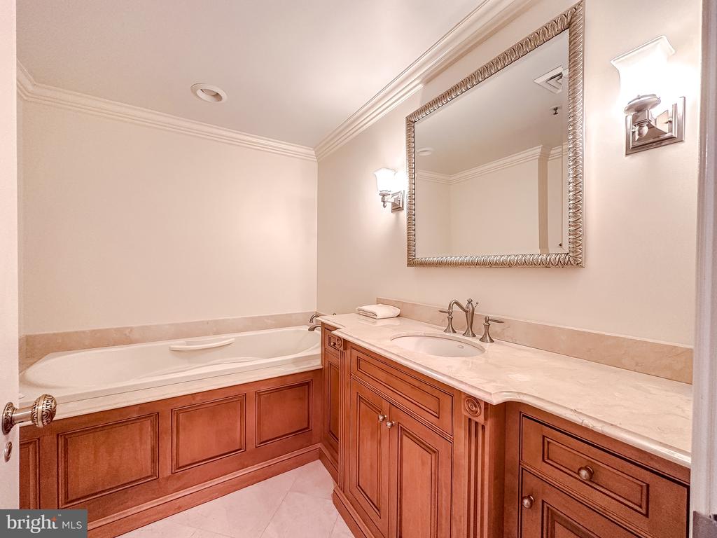 10 E Lee St #2609