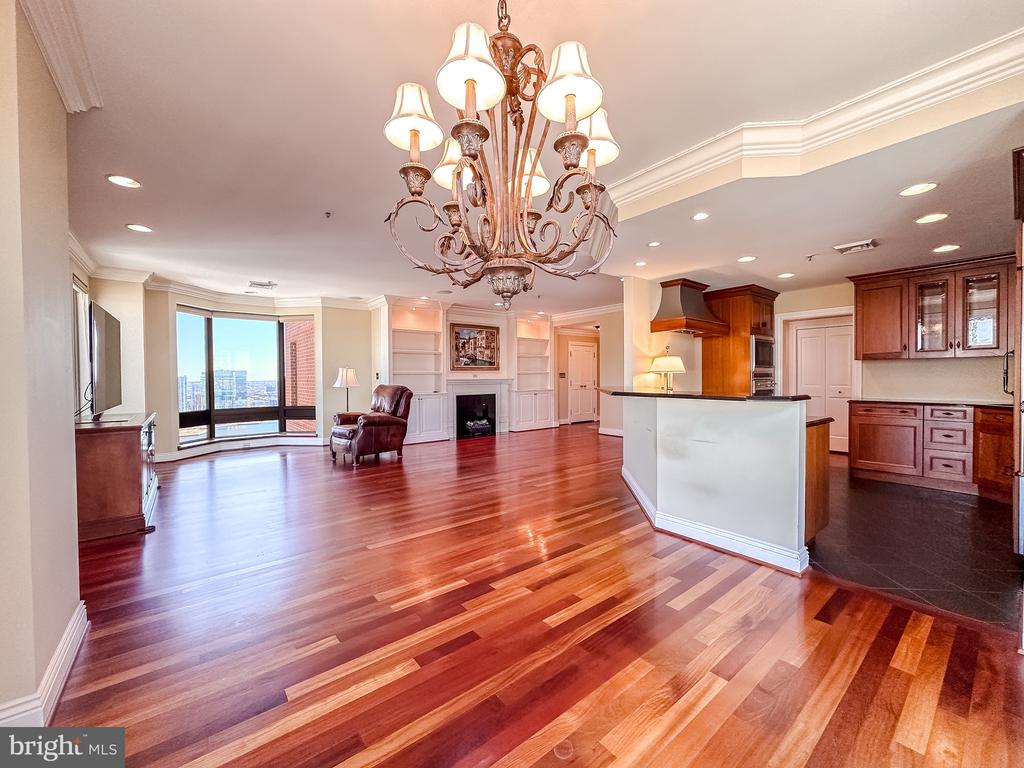 10 E Lee St #2609