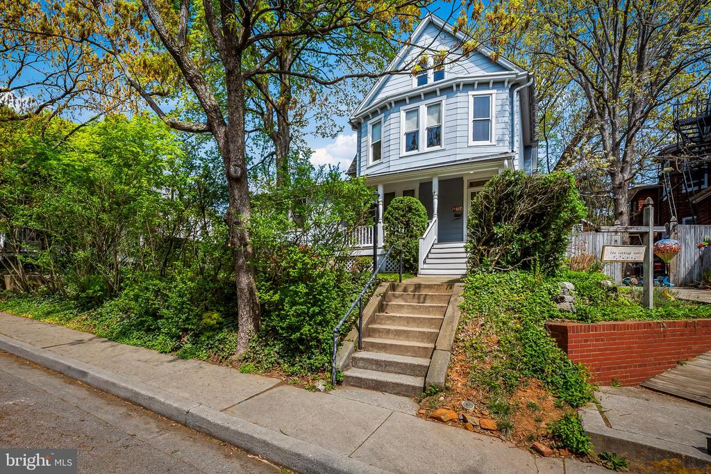 704 Wyndhurst Ave