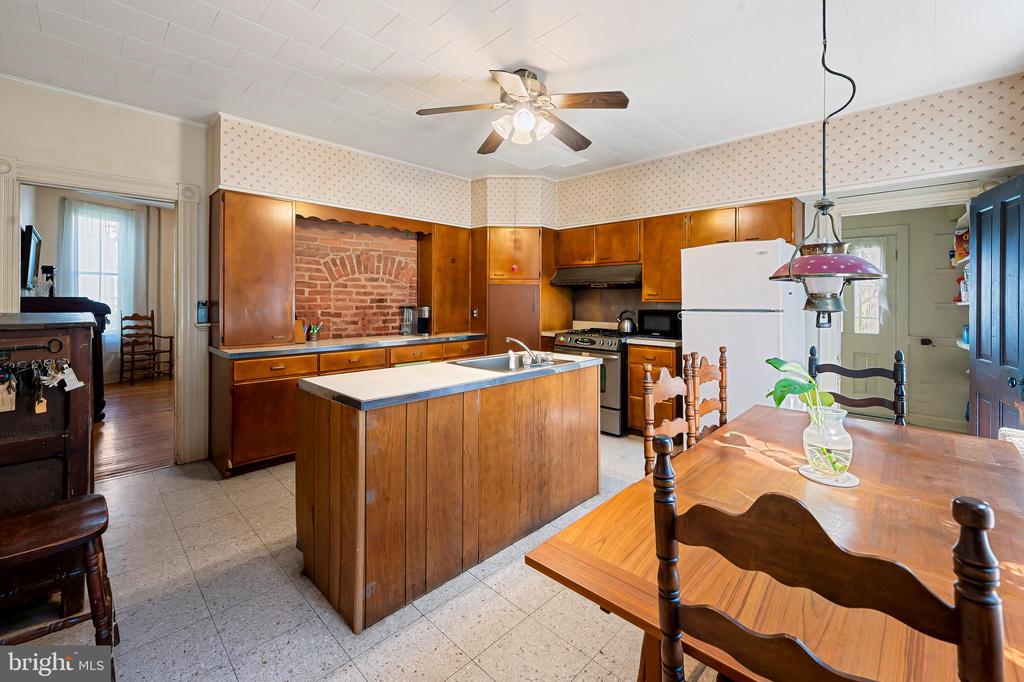 704 Wyndhurst Ave