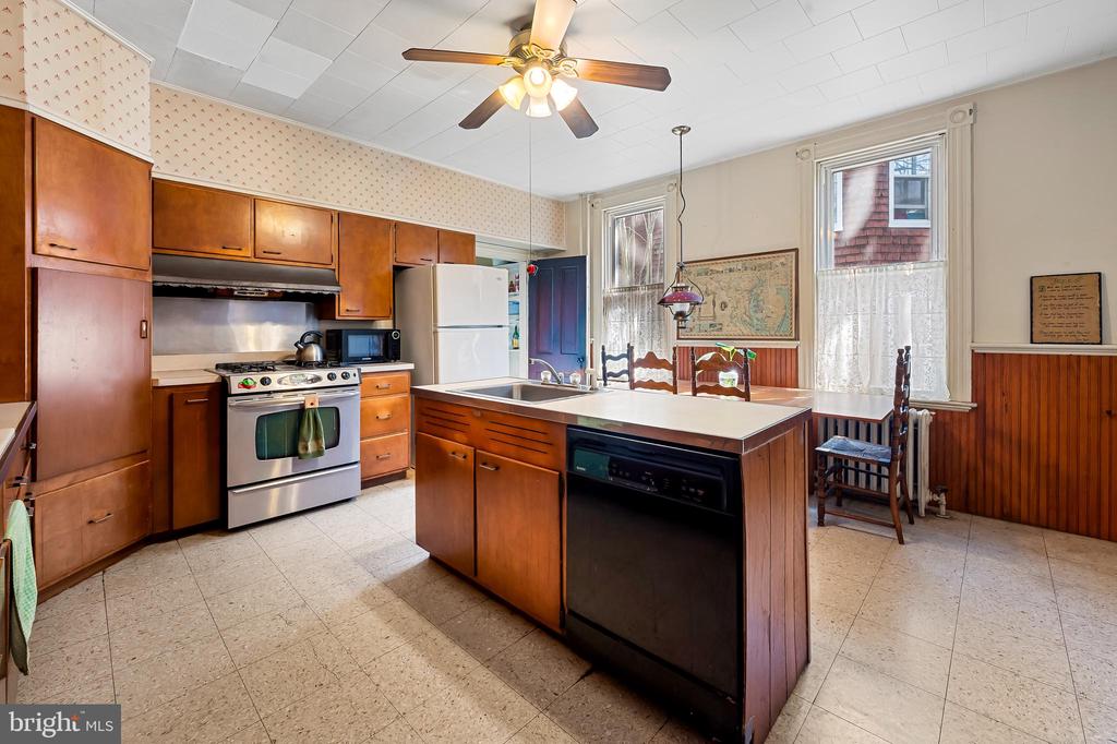 704 Wyndhurst Ave