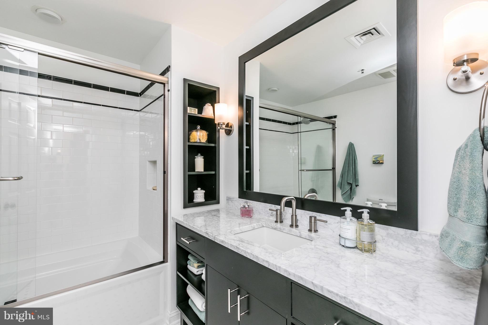 10 E Lee St #1209