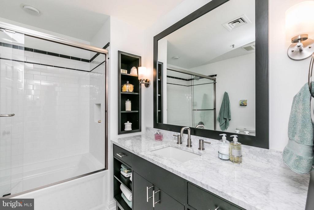 10 E Lee St #1209