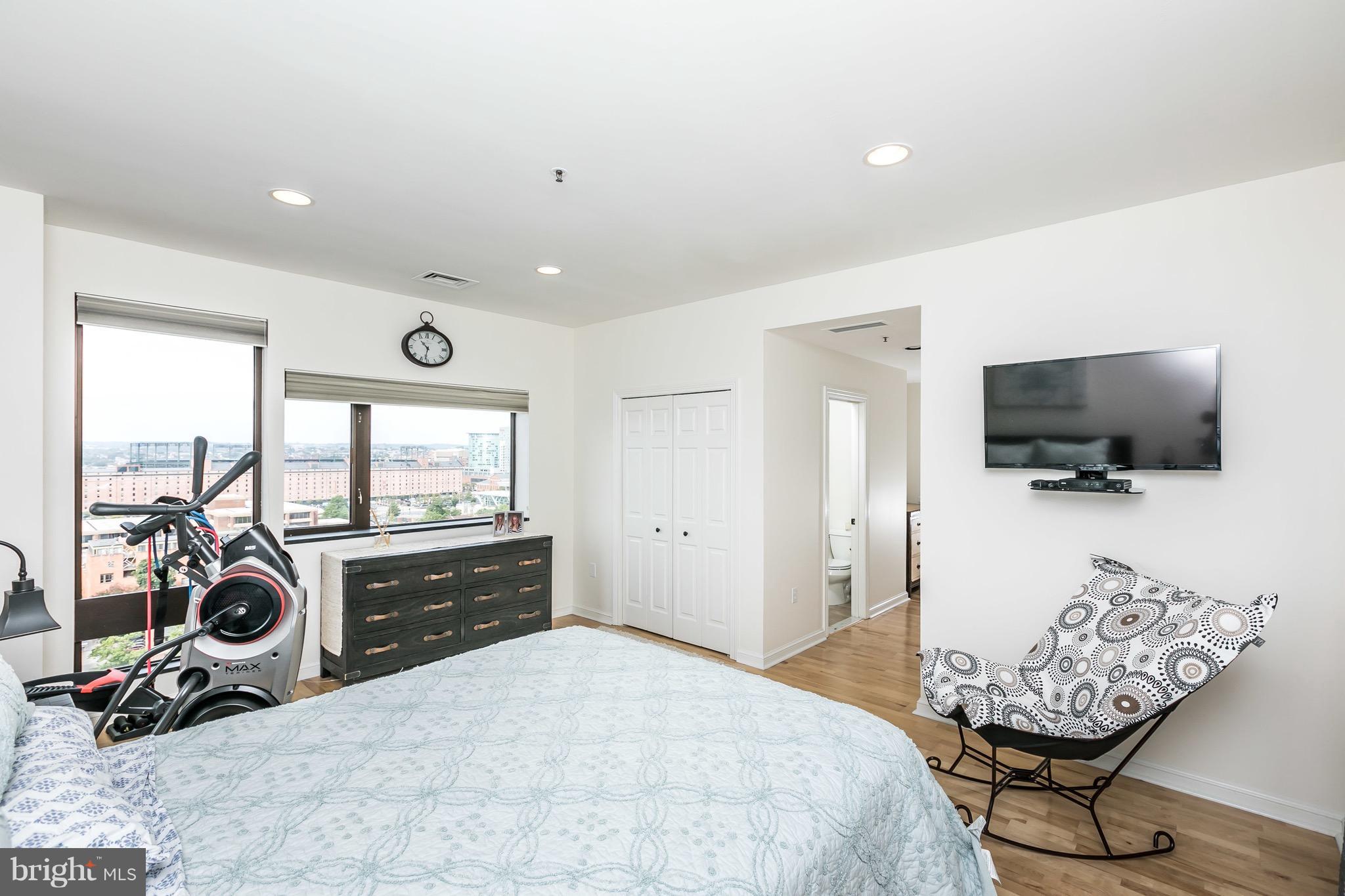 10 E Lee St #1209
