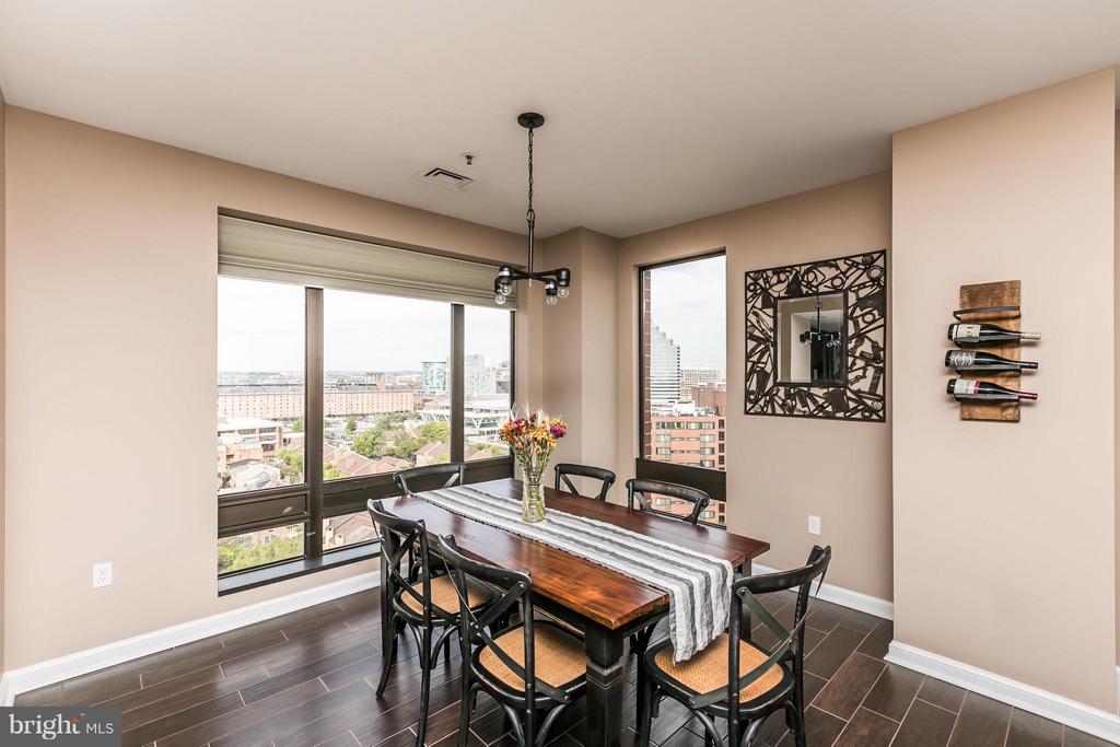 10 E Lee St #1209