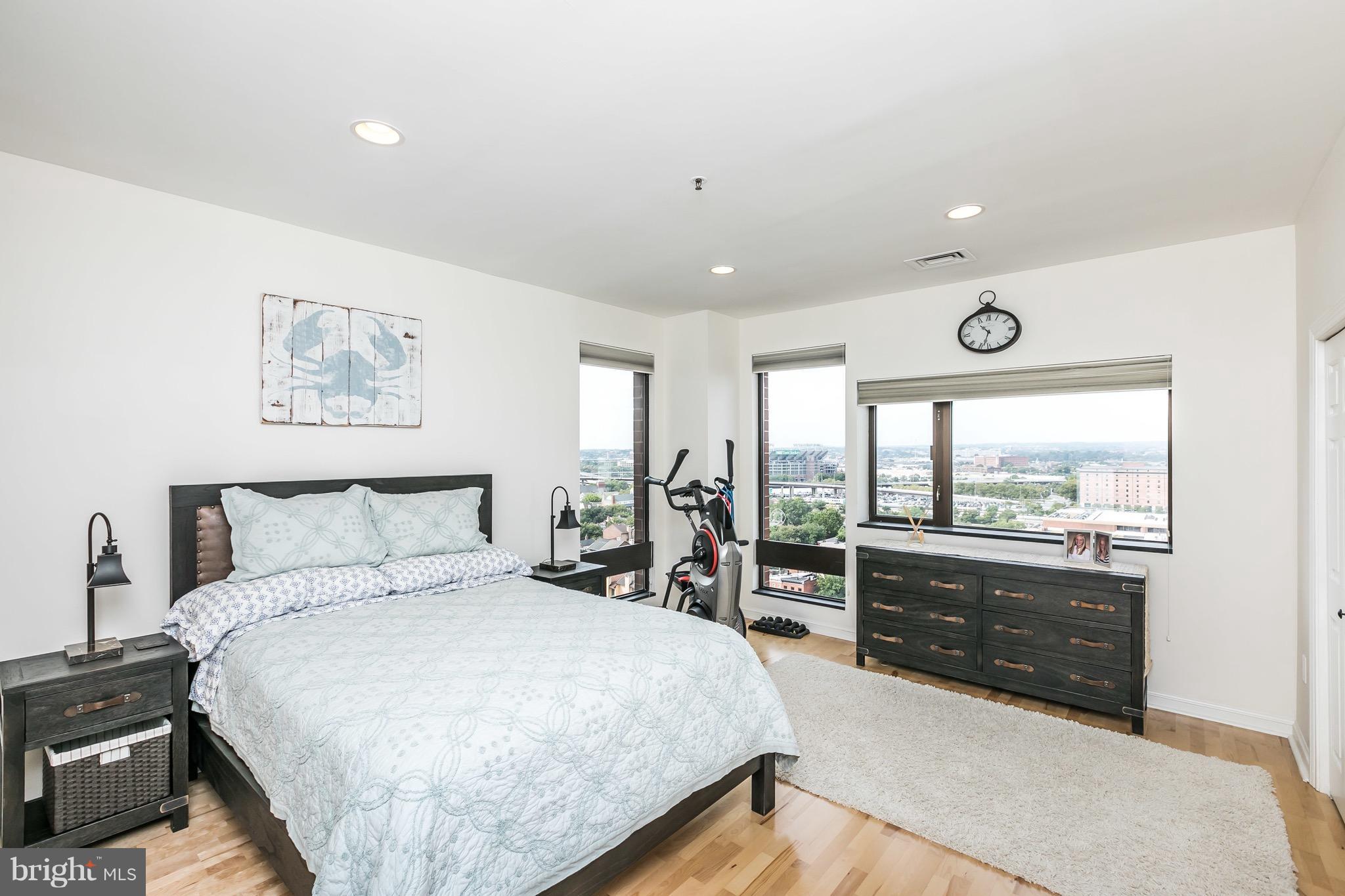 10 E Lee St #1209