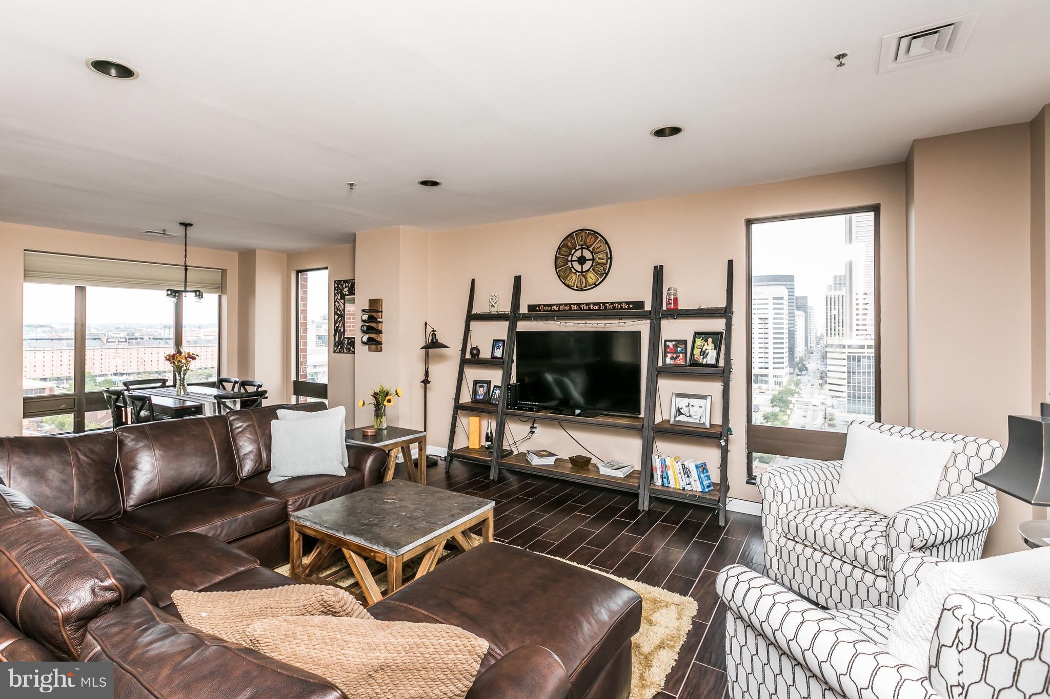10 E Lee St #1209