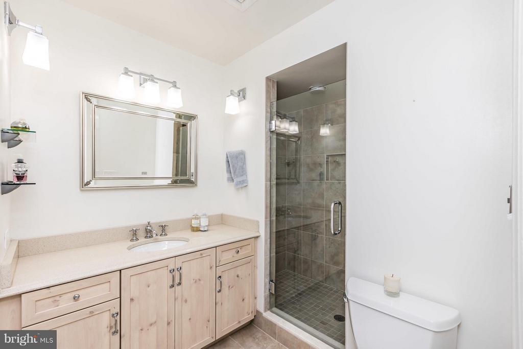 10 E Lee St #1209