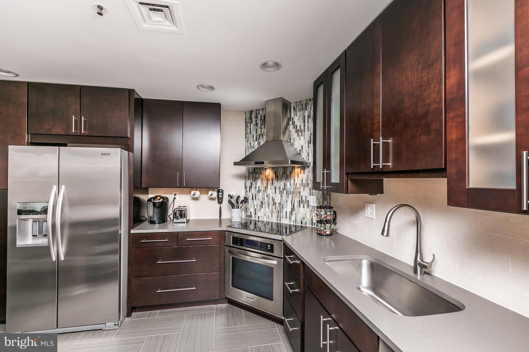 10 E Lee St #1209