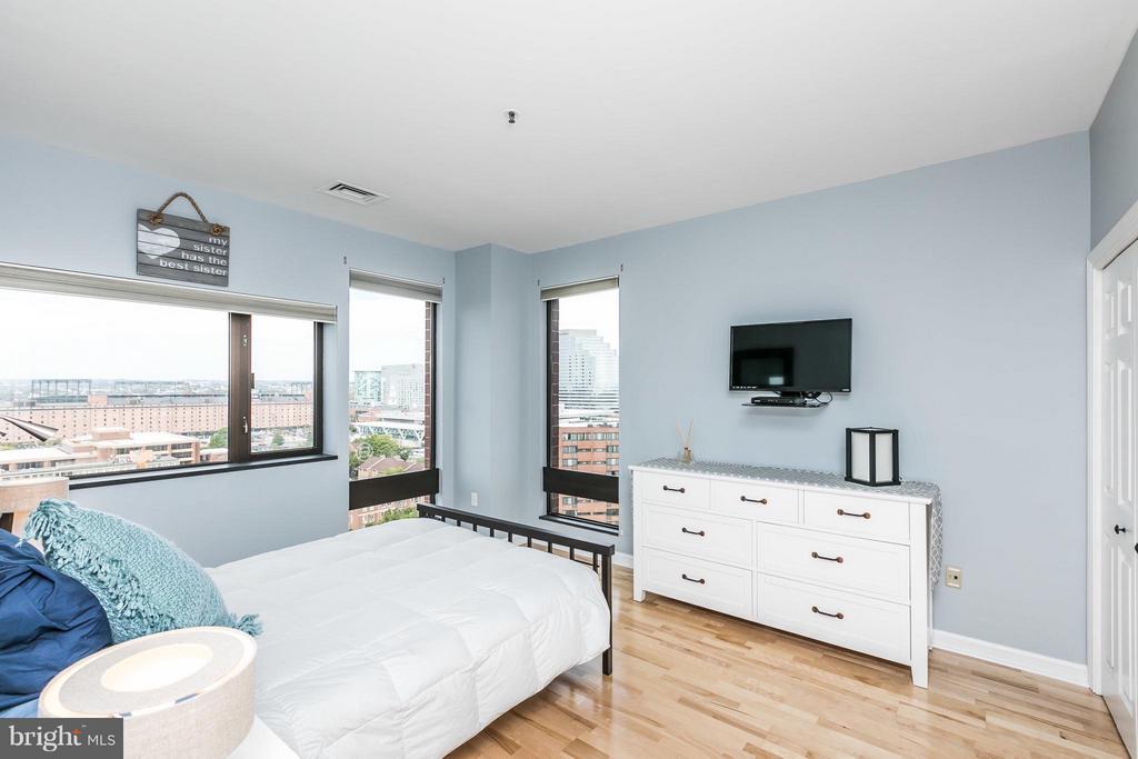 10 E Lee St #1209