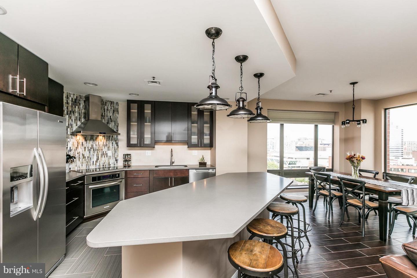 10 E Lee St #1209