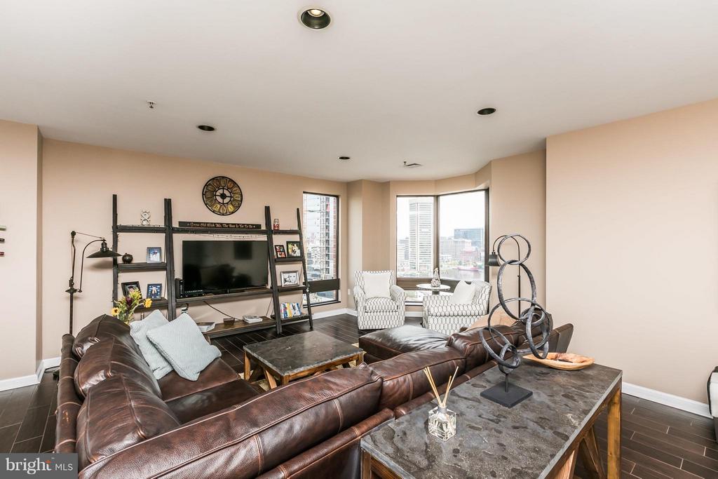 10 E Lee St #1209