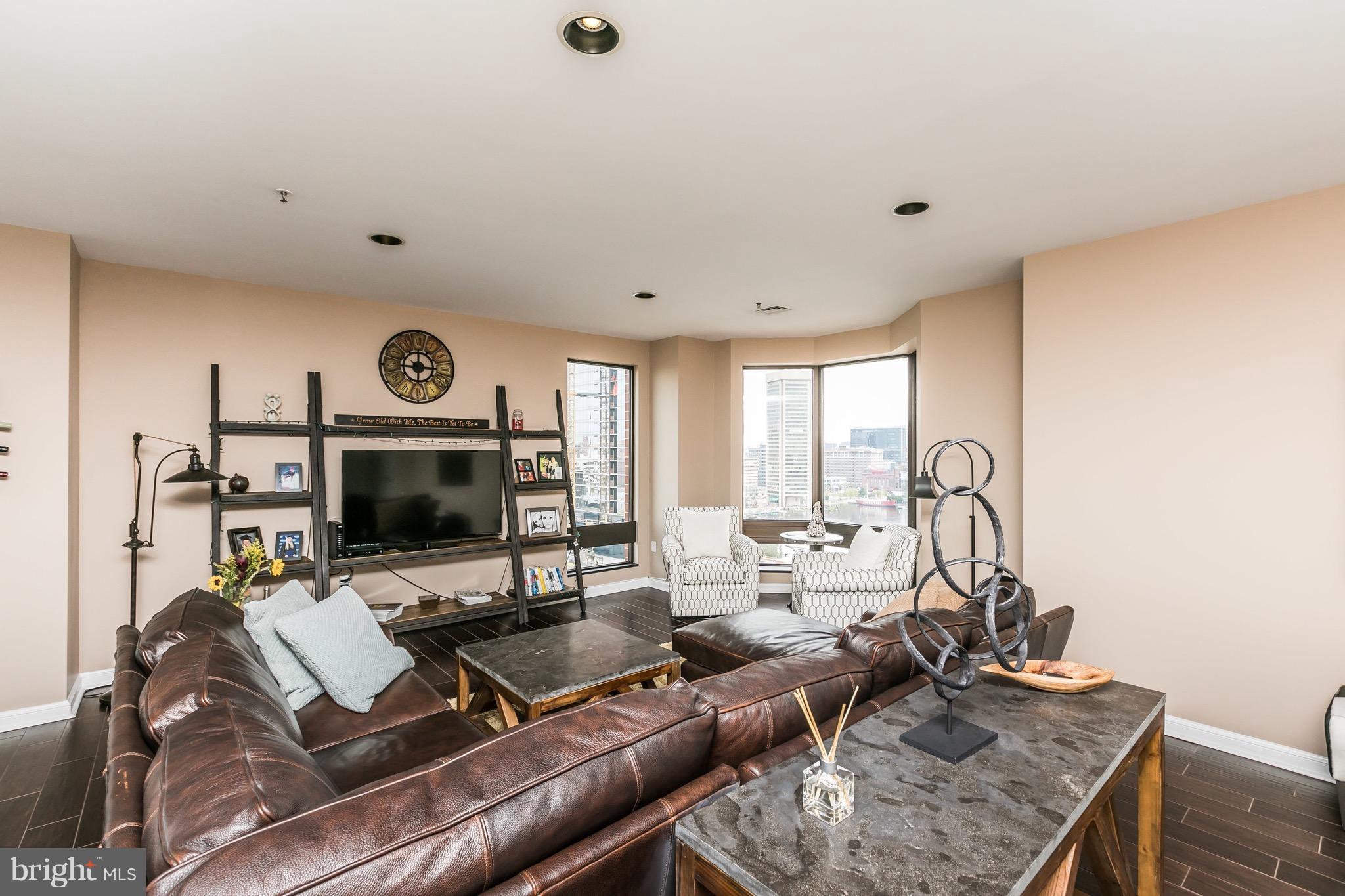 10 E Lee St #1209