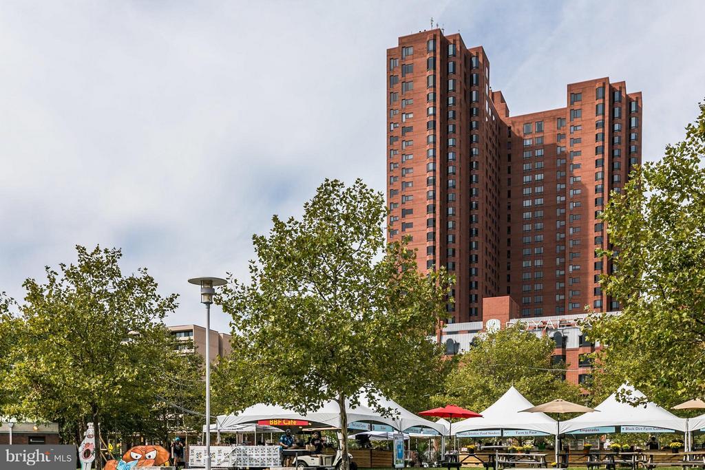 10 E Lee St #1209