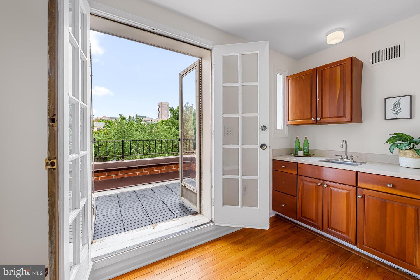 120 W Montgomery St