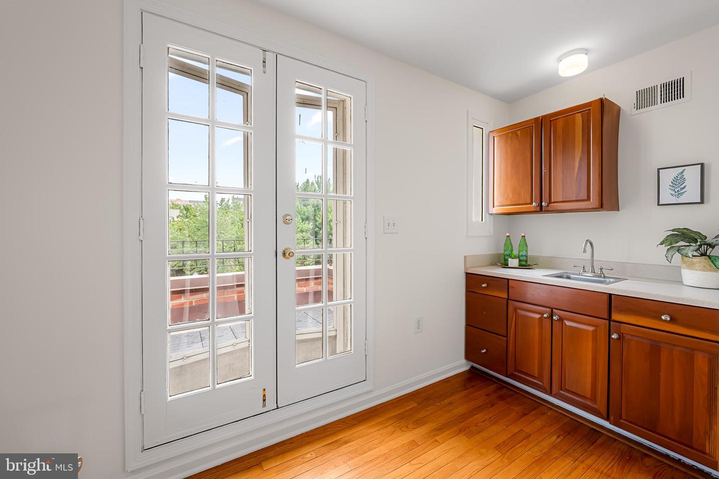 120 W Montgomery St