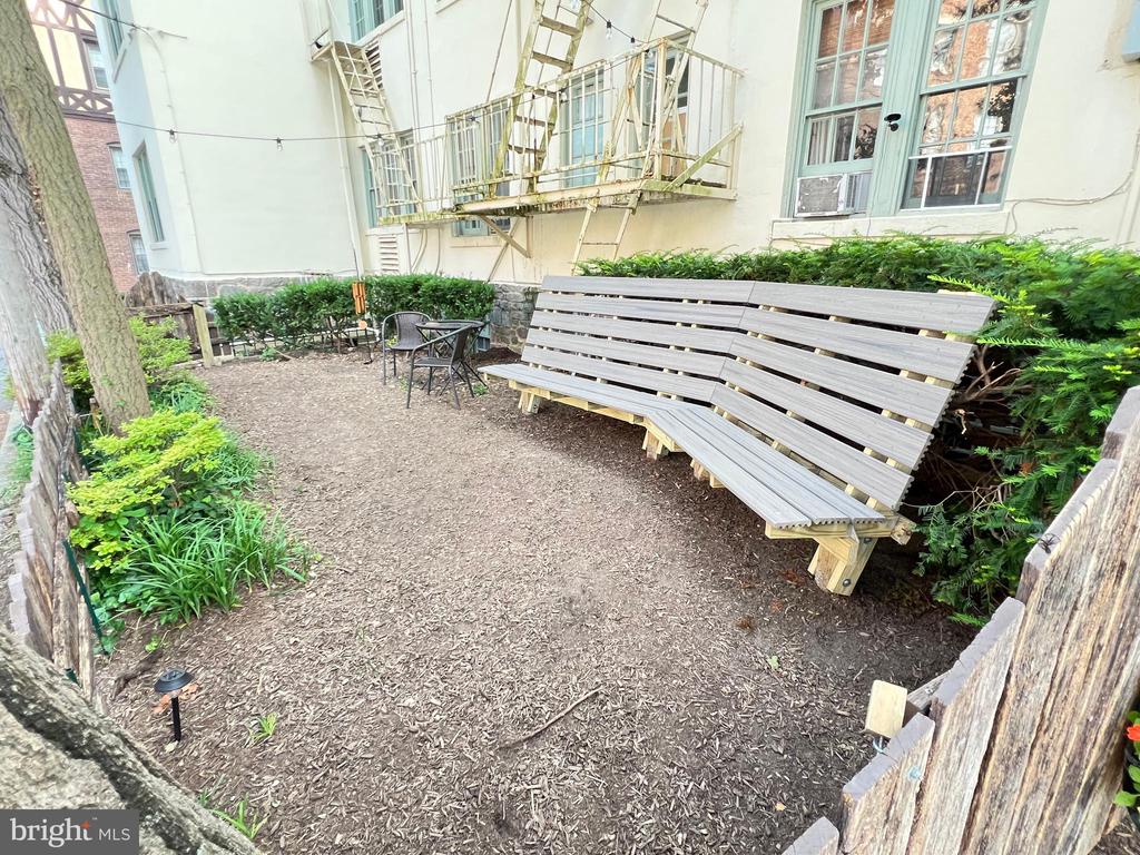 102 W 39th St #1b