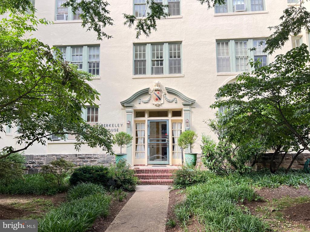102 W 39th St #1b