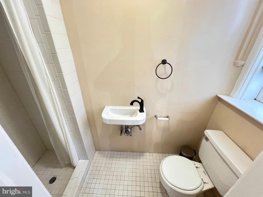 102 W 39th St #1b