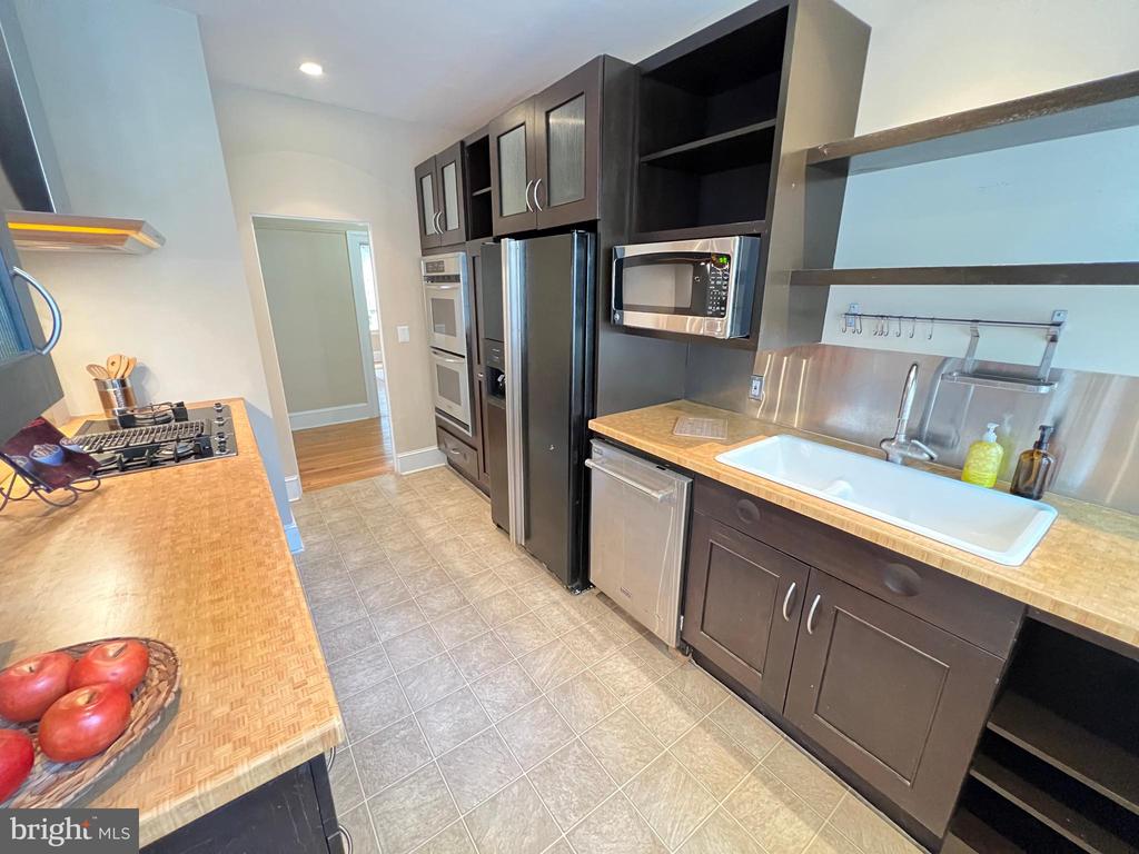 102 W 39th St #1b